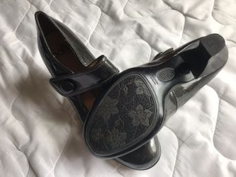 Women’s Sofft heels size 8.5 a dark olive metallic color