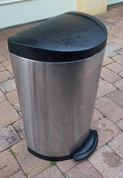 Simple human Trash Can very Clean like new 26"h