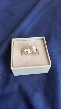 Size 10  silver with real peal