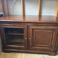 Wooden console table/entertainment center – Excellent condition