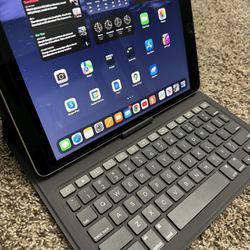 iPad 9th Gen With Zagg Keyboard Case 
