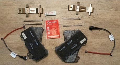 Total Of 4 Disc Brake Pad Set-Premium NAO Ceramic OE Equivalent Pad Brembo P50041N