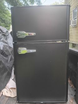 Kismile mini fridge/like New