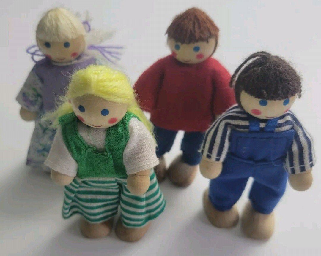 Lot Of 4 Melissa + Doug Wood Doll Toys Original Clothes  3 1/4" 2 Boys 2 Girls