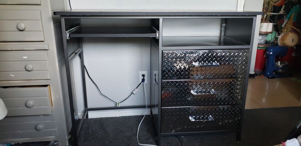 Tall Diamond Plate Desk