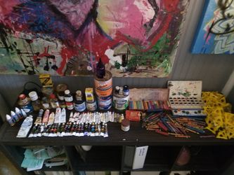 TONS OF OIL PAINTS, CHALK, WATERCOLOR, CRAYONS, THINNING PRODUCTS, AND PAINT TRIANGLES FOR SALE CHEAP