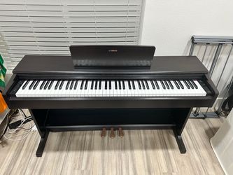 Yamaha Arius digital piano (YDP-144)