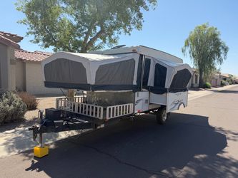 Pop up toy hauler