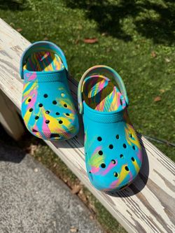 Crocs classic marbled clogs juniors size 2.