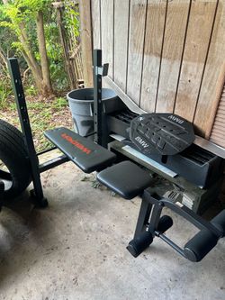 Weight bench, perfect condition just missing one silver bracket for the barbell