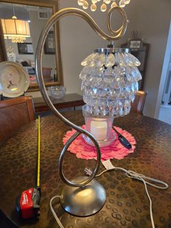 Chandelier table lamp with curved metal stand