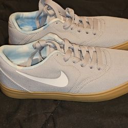 Nike Shoes NEW Size 5Y 