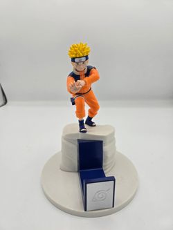 Naruto Uzumaki Collectible Figure with Base (mesa)