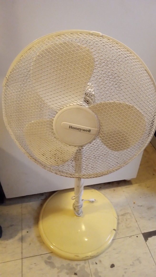 3 Speed Oscillating Fan Works Great Used Condition