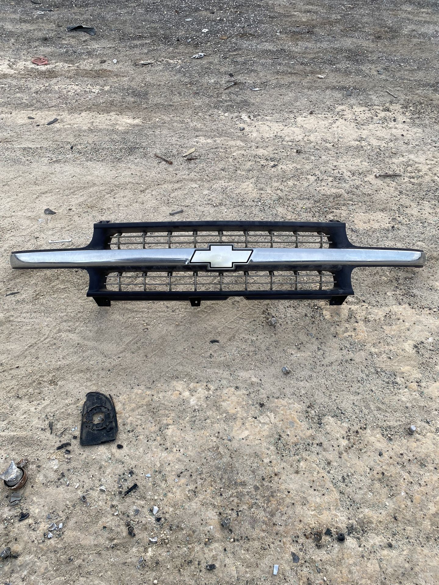 99-02 Silverado Front Grill Used 