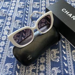 White Full Frame Sunglasses with Hollow Temples 