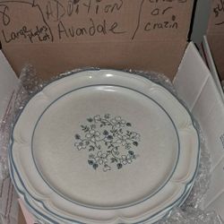 COVINGTON DINNER PLATES LOT OF 8