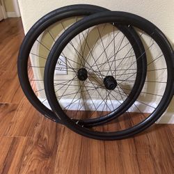 Road bike wheels Bontreger. Came from Trek Emonda SL5 like new. disc brakes center lock