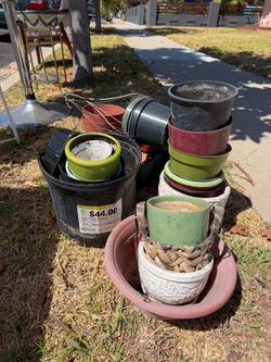 FREE POTS / PICKUP BY TUESDAY AM