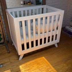 Mini Crib + mattress 