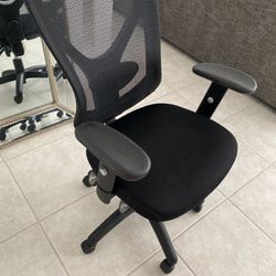 Black Mesh Back Rolling Office Chair