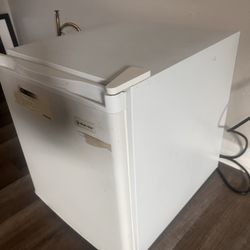 Magic chef compact mini  refrigerator  ice cold 