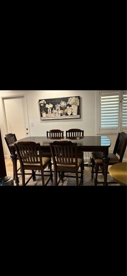 Beautiful Dinning table and 8 chairs