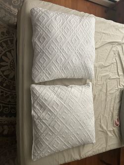 Queen decorative pillows