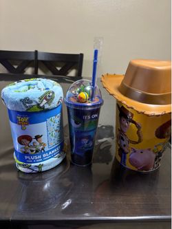 TOY STORY 5 BLANKET / WOODY POPCORN BUCKET WITH HAT ( CINEMARK EXCLUSIVE)