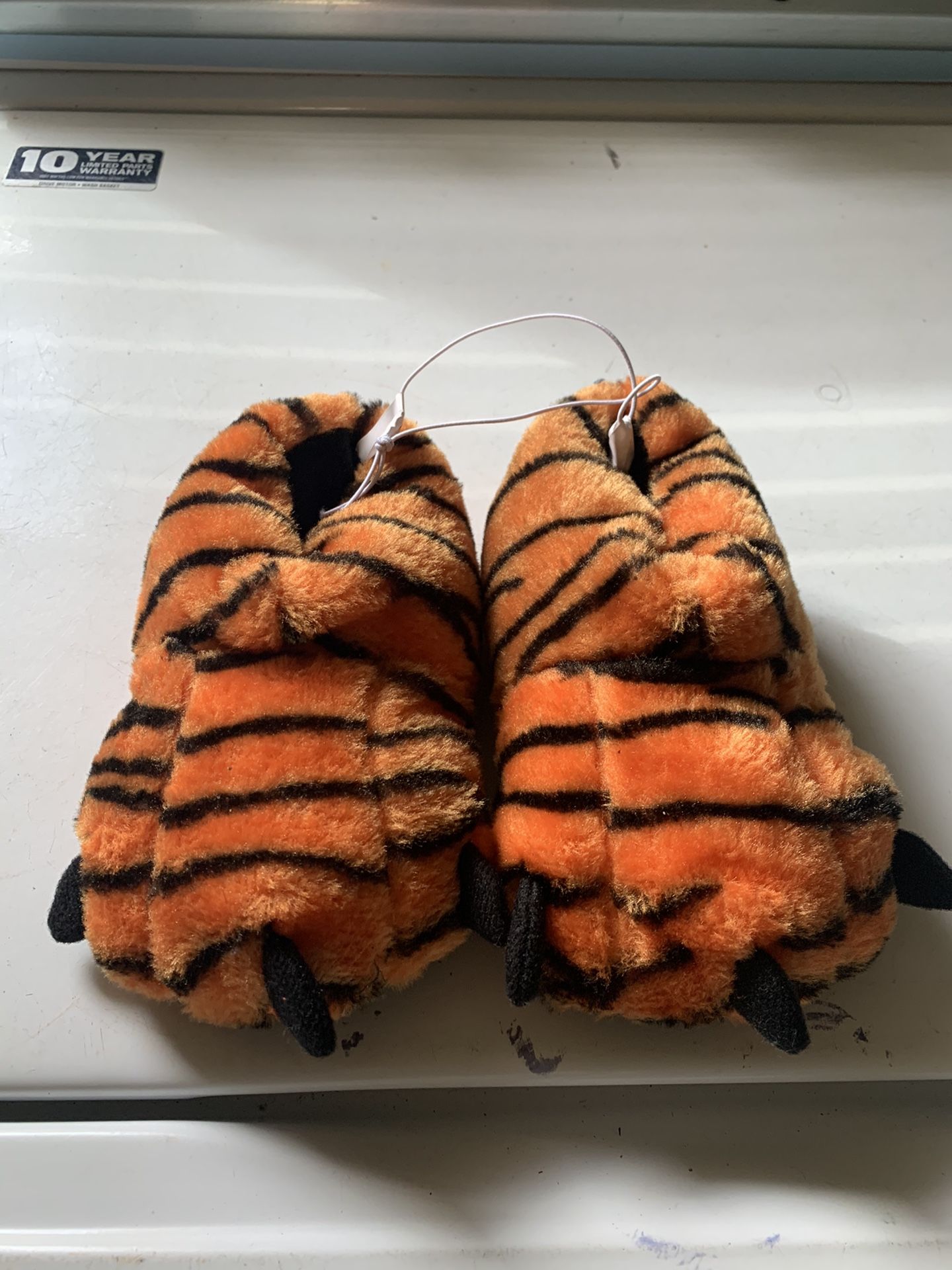 Toddler slippers sz 9-10