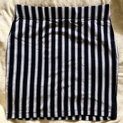 Forever 21 Women's Black & White Striped Skirt