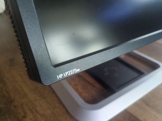 HP LP2275w photo editing monitor