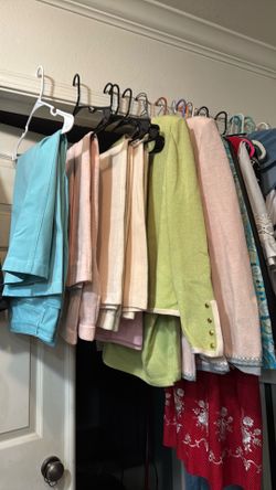 12 pieces of luxury brand Saint John. Includes sweaters, jackets, tops pants and skirts. Mix or don’t match each would look great with a different pie