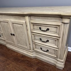 Queen Size Colonial-Style Bedroom Set – Perfect for Restoration Enthusiasts
