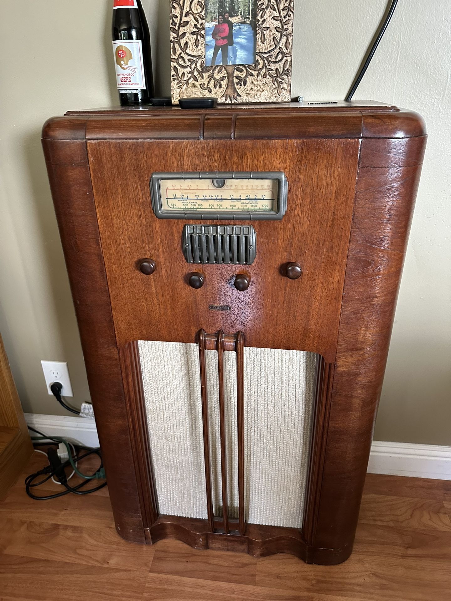 antique stereo cabinet, does not work Home Decor!