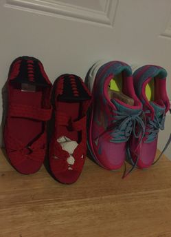 Red corkis shoes size 7. And Skechers Tenis shoes. Size. 7.5. New. Never use. 40. Dollars. Each par