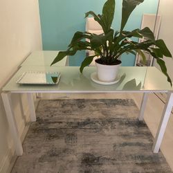 Desk for free just come pick it up