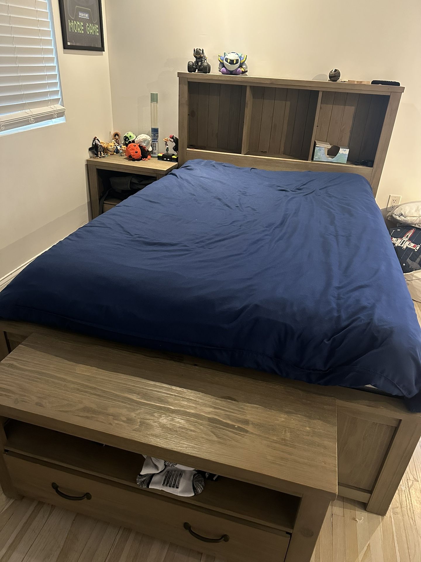 Full Size Bedroom Set With Drawers And Night Table
