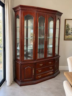 Lighted Thomasville Collectors Edition Hutch – Cherry Wood