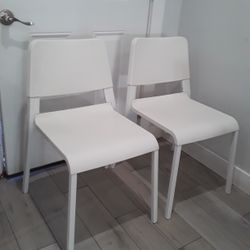 2 Chairs White 