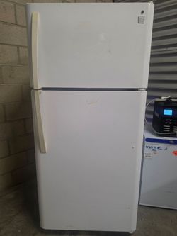 Kenmore Top-Freezer Refrigerator White