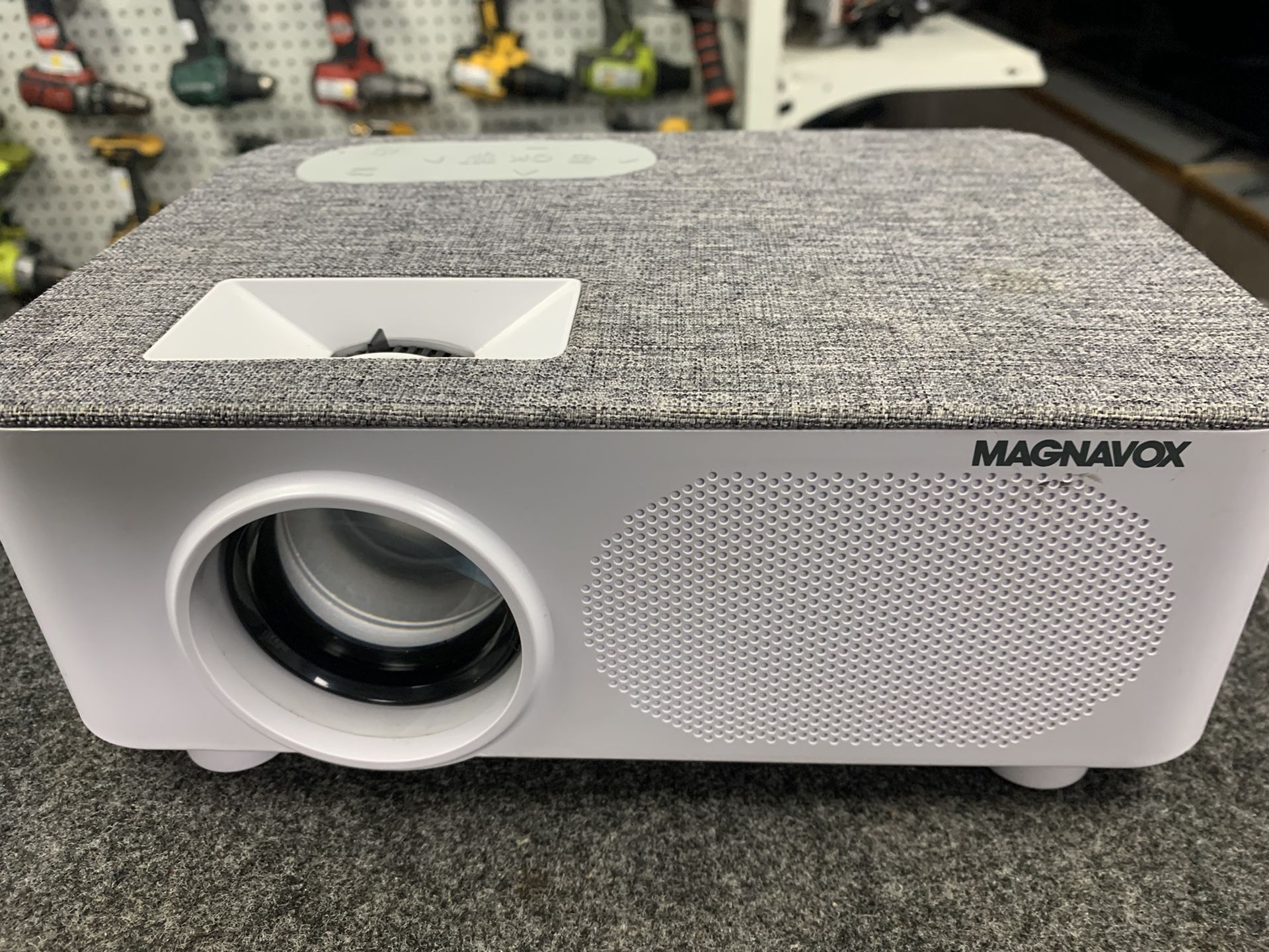 Magnavox Projector with speaker(836725 1