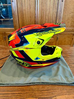 Brand new Troy Lee Designs SE5 Graph Composite MIPS Helmet in Medium (57–58 cm). Never ridden or used.
