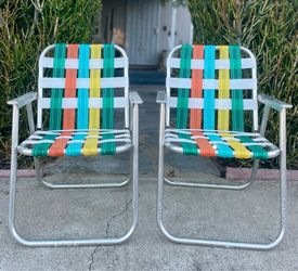 Pair of foldable vintage lawn chairs
