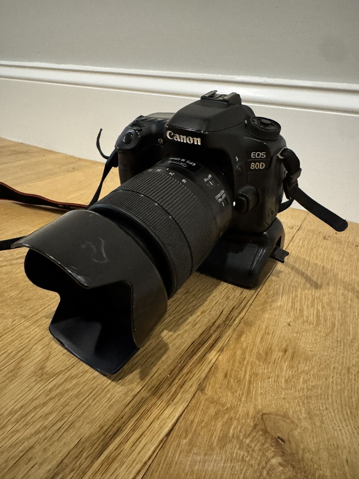 READ DESCRIPTION Canon EOS 80D DSLR Camera w/ 18-135mm Lens & Battery Grip