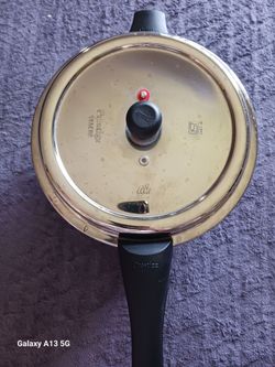 Prestige deluxe stainless steel pressure cooker 5 liter  (2 free sealing rings.)