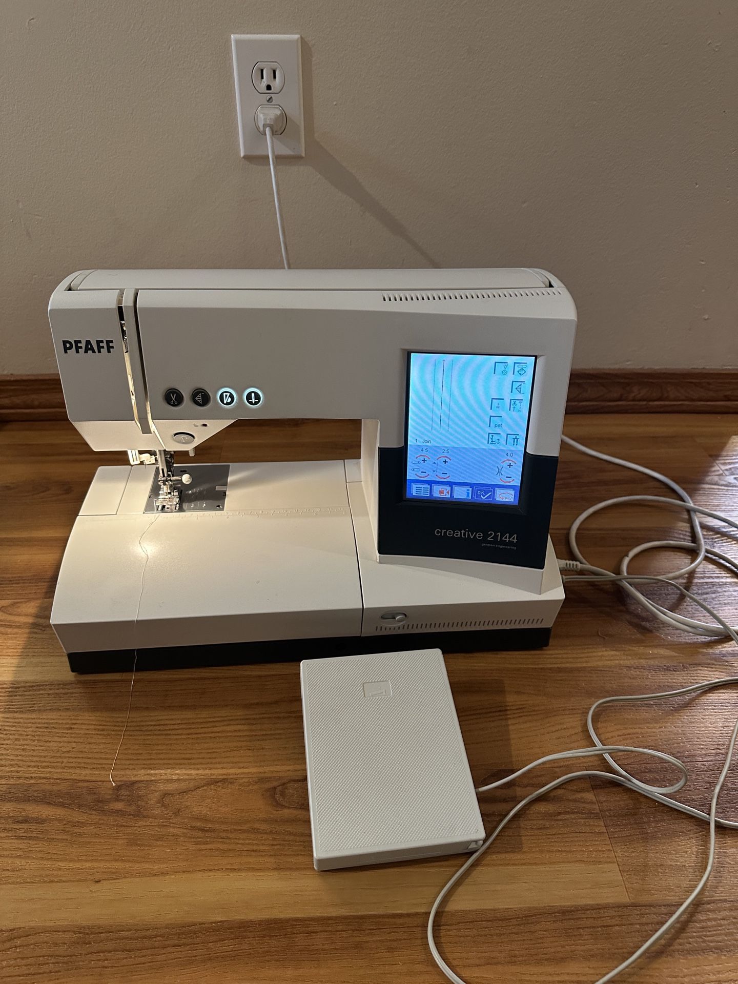 Pfaff Creative 2144 Sewing Embroidery Machine