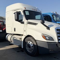 2019 Freightliner Cascadia 48” Midroof sleeper