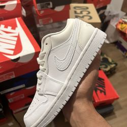 Jordan 1 Low - Triple White 