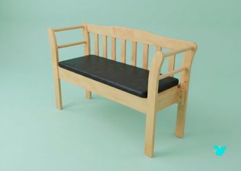 Solid Wood Storage Bench w Lift-Top Storage–Excellent Condition Dimensions:
W: 50" H:30.5" D:16.5